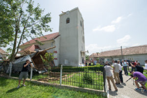 A viharkárokat szenvedett templom 2168_kissgabor